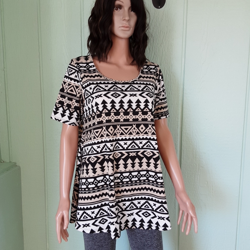 LuLaroe 🌞055 Women's Top Blouse Sz S Multicolor Aztec Triangles NWT Round Neck